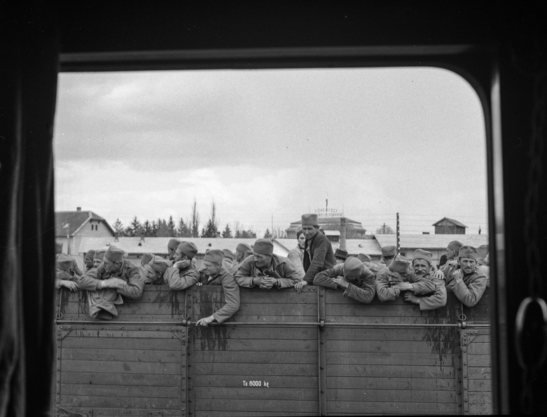 vasútállomás, bevagonírozott hadifoglyok, háttérben a Főhercegi tejcsarnok.