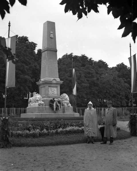 Szabadság tér, Erzsébet park, az 1848/49-es szabadságharc honvéd emlékműve (Gerenday Antal, 1874.).