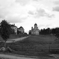 balra a Polgári Leányiskola (ma Petőfi Sándor Általános Iskola), mögötte a Vármegyeháza, jobbra az ortodox templom.