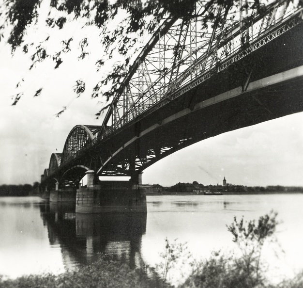 Mária Valéria híd, a túlparton Párkány.