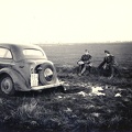 a sárban elakadt Opel Kadett típusú személygépkocsi a magyar csapatok bevonulása idején.