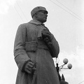 Leontovics (Lenin) utca - Szaska utca sarok, szobor az akkor színháznak átalakított székesegyház előtt.