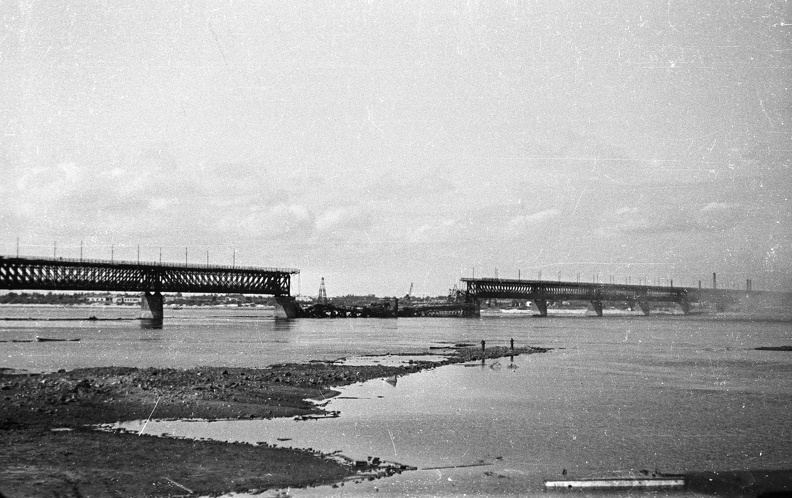 Dnyeper folyó, a felrobbantott vasúti híd.