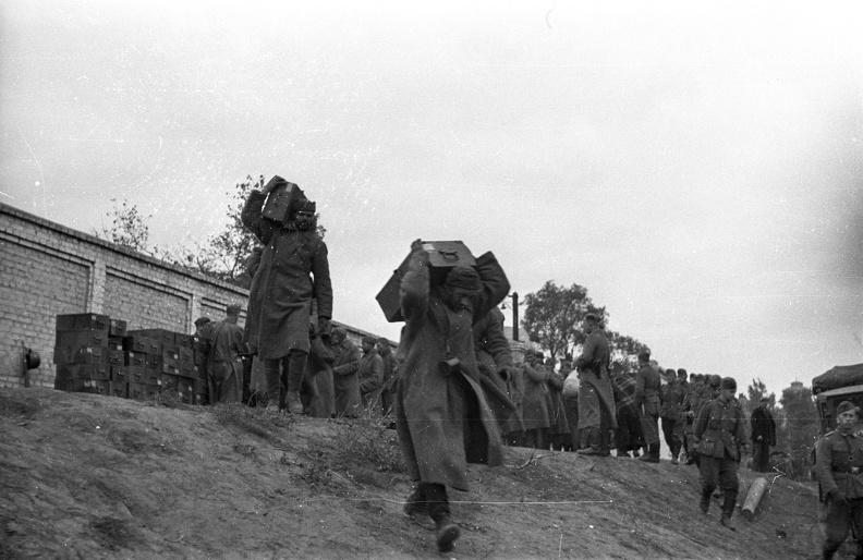 szovjet hadifoglyok a Dnyeper folyón létesített pontonhíd város felőli hídfőjénél.