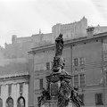 Dóm tér, Mária szobor, háttérben Hohensalzburg vára