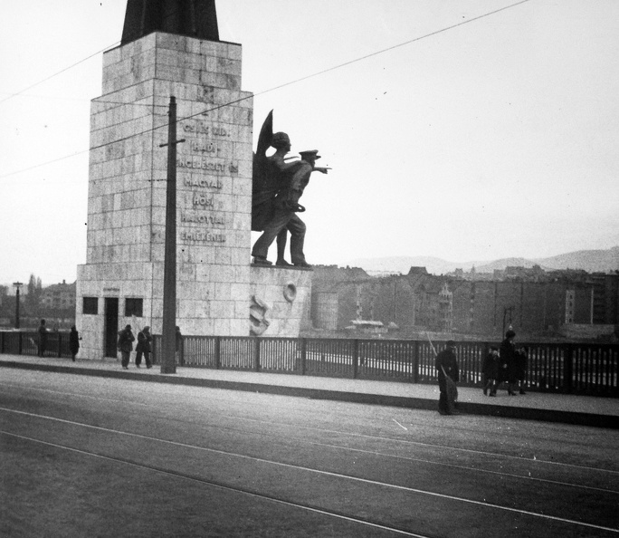 Petőfi (Horthy Miklós) híd, Haditengerészeti Hősi Emlékmű.