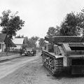 a Magyar hadsereg által zsákmányolt T-28-as közepes harckocsi, mögötte egy Polski Fiat 618-as rádiós gépkocsi.