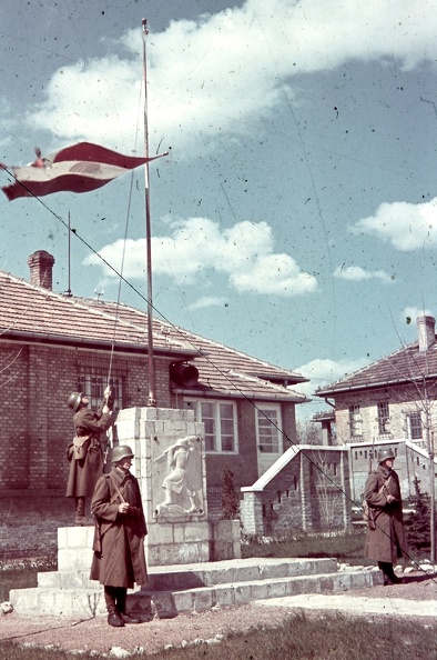 Budatétény, Gyöngyszem utca - Húr utca sarok, a Magyar Királyi Haditudósító század laktanyája, zászlófelvonás.