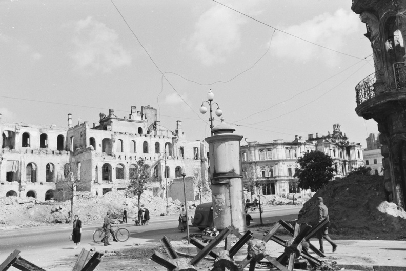 a Hrescsatik sugárút felrobbantott épületei, balra a Grand Hotel, szemben a városháza romjai.