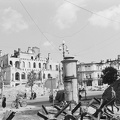 a Hrescsatik sugárút felrobbantott épületei, balra a Grand Hotel, szemben a városháza romjai.