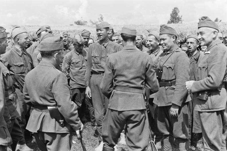 hadifogolytábor, magyar katonák szovjet hadifoglyokkal.