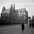 Szabadság tér (Námestie slobody), Szent Erzsébet-főszékesegyház (Dóm), előtte a Szent Mihály-templom.