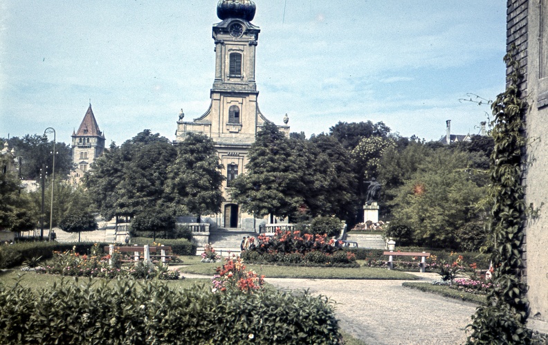 Budafok, Savoyai Jenő tér, szemben a Szent Lipót templom.
