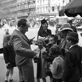 Oktogon, a Budapesti Kórus tagjai és Bárdos Lajos karnagy adományokat gyűjtenek a Gyermekvédő Liga számára az Abbázia Kávéház előtt.