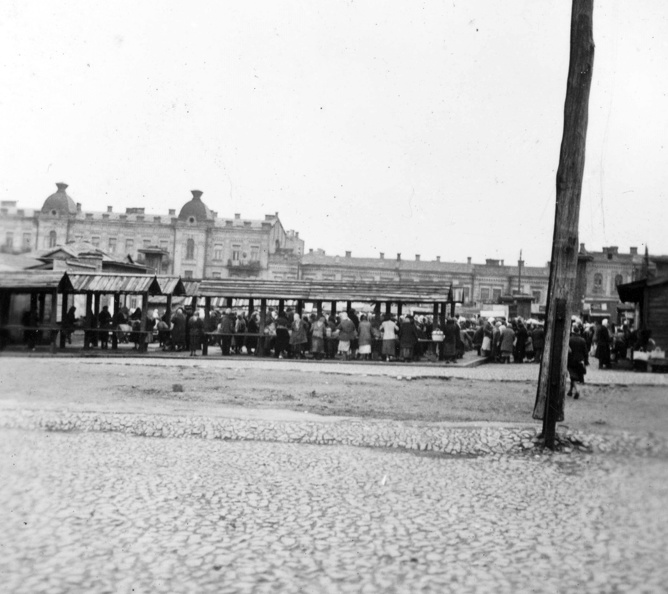 Győzelem tér (ekkor: 1905-ös felkelés tere), piac.