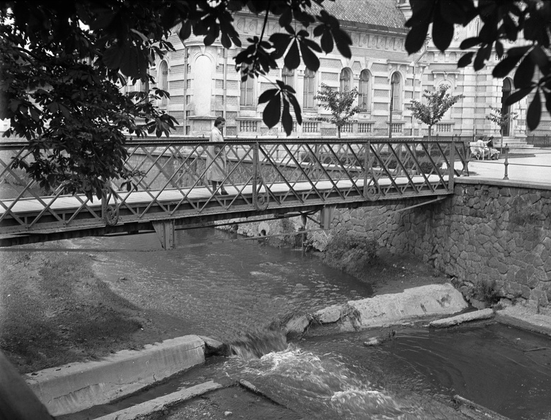 az Erzsébet térre vezető híd a Szinva felett. Szemben az Erzsébet fürdő.