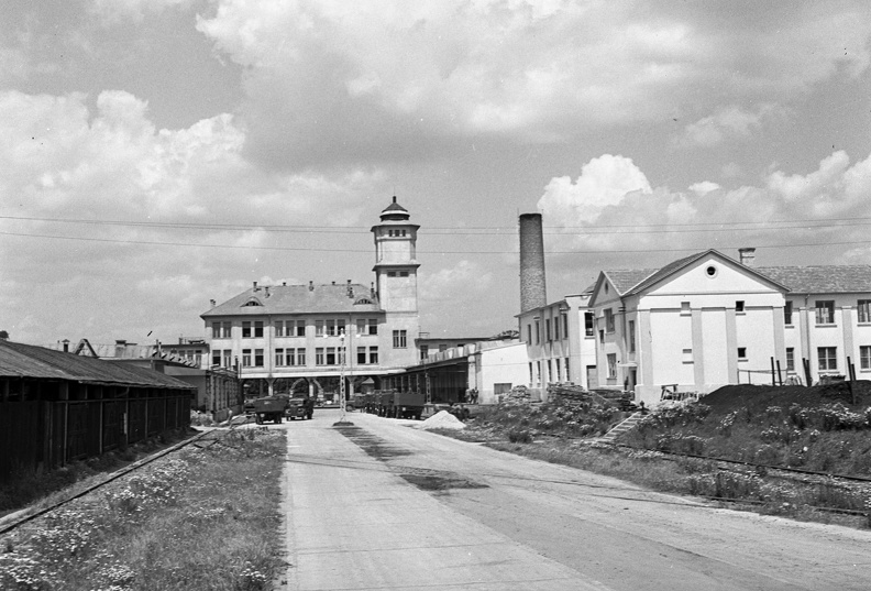 Mátyásföld, Újszász utca 41-43. Magyar Királyi Honvéd gépkocsiszertár, udvar.