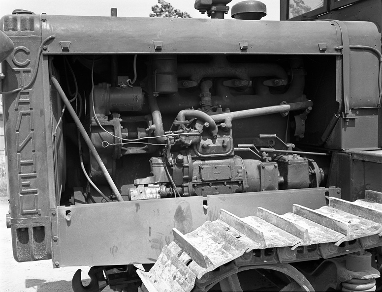 Mátyásföld, Újszász utca 41-43. Magyar Királyi Honvéd gépkocsiszertár, szovjet gyártmányú S-65 Sztalinyec traktor.