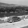 11-es főút, jobbra a távolban a Naszály hegyen a sejcei mészkőfejtő. Ford V8 Modell 48, 1935-ös kiadású személygépkocsi.