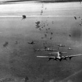a város térsége 1944. szeptember 21-én. B-17 Flying Fortress bombázógépek köteléke légvédelmi tűzben.