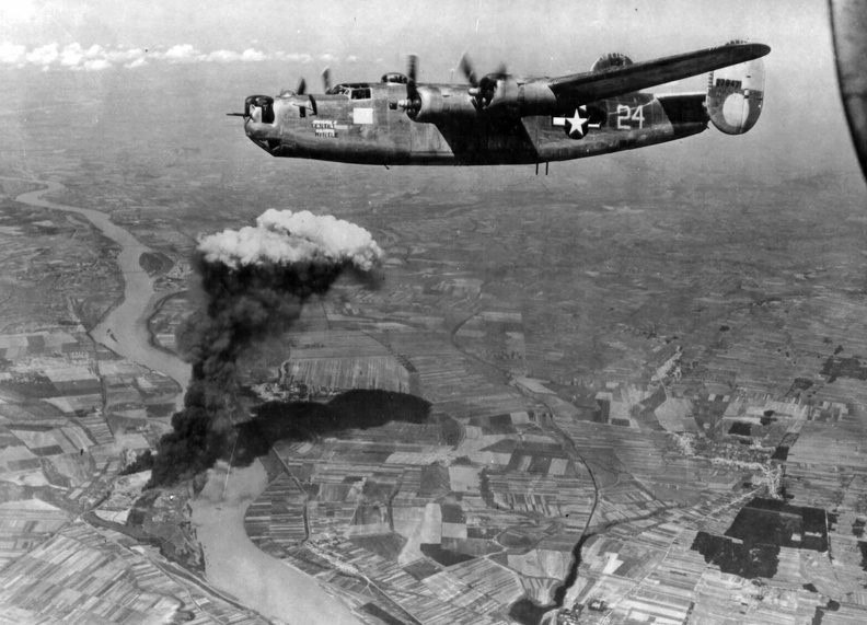 1944. augusztus 9., az olajfinomító bombázása.