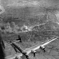 a Dunai Repülőgépgyárat és a gyári repülőteret (a mai Tököli repülőtér) bombázó B-24 Liberátorok a Csepel-sziget fölött.