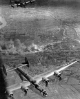 a Dunai Repülőgépgyárat és a gyári repülőteret (a mai Tököli repülőtér) bombázó B-24 Liberátorok a Csepel-sziget fölött.