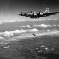 B-17 Flying Fortress bombázógépek a szobi vasúti híd bombázásakor.