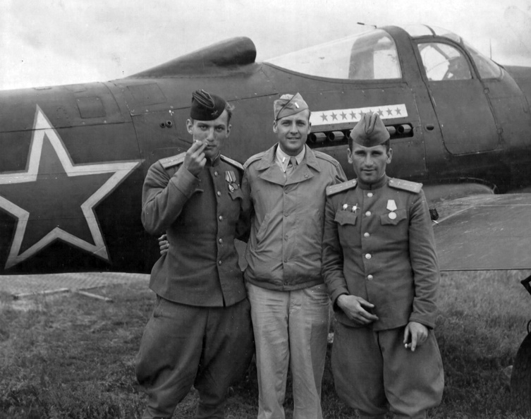 Amerikai és orosz pilóták egy P-39Q Airacobra vadászgép előtt.
