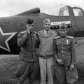 Amerikai és orosz pilóták egy P-39Q Airacobra vadászgép előtt.