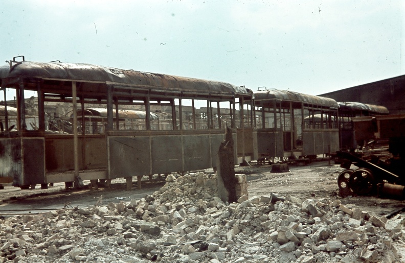 Magyar Vagon- és Gépgyár az 1944 július 2-i bombázás után. Budapestre gyártott (későbbi 5800-as sorozatú) villamosok maradványa.