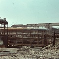 Magyar Vagon- és Gépgyár az 1944 július 2-i bombázás után. Budapestre gyártott (későbbi 5800-as sorozatú) villamosok maradványa.