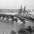 Szabadság híd, a pontonhíddal kiegészített hídroncs a Gellérthegyről nézve.