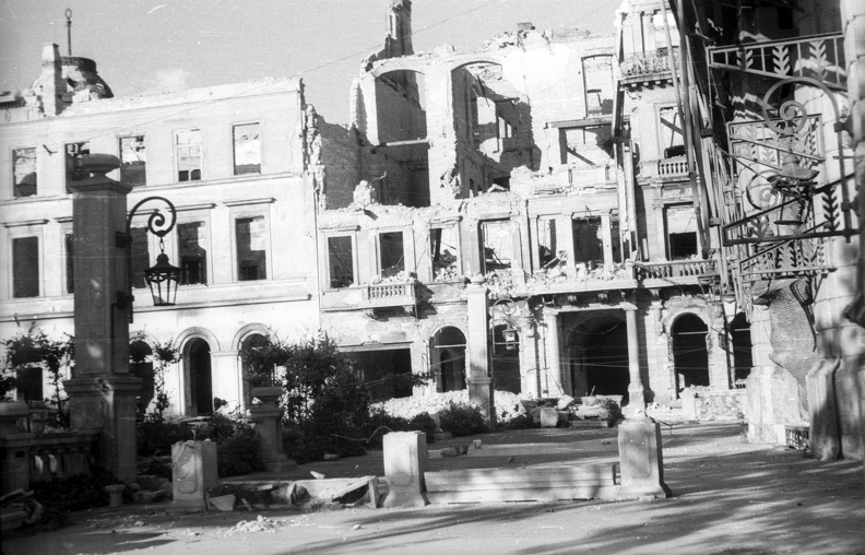 Eötvös tér. A kép a Dunapalota (korábban Ritz szálló) elől készült, az Apáczai Csere János (Mária Valéria) utca házait mutatja, a baloldali a Lloyd palota oldalról.