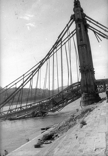 a lerombolt Erzsébet híd pesti hídfője.