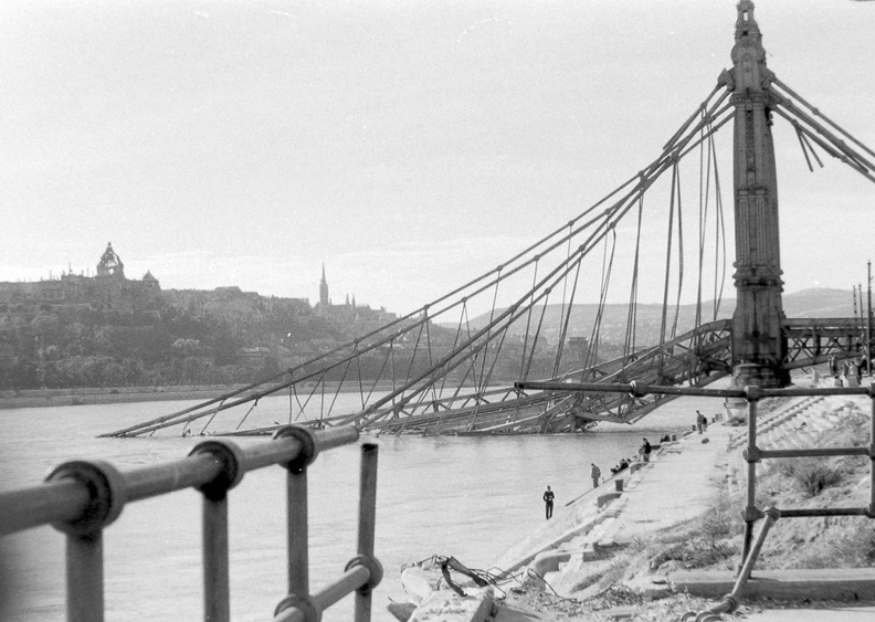 a lerombolt Erzsébet híd pesti hídfője, háttérben a budai Vár.
