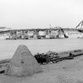 Szabadság híd, a pontonhíddal kiegészített hídroncs a Gellért rakpartról nézve.