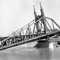 Szabadság híd budai hídfő, a pontonhíddal kiegészített hídroncs a Műegyetem rakpartról nézve.