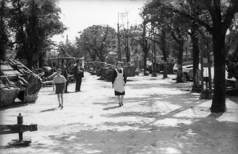 Vérmező a Déli pályaudvar felől a Krisztina tér felé nézve, jobbra a Krisztina körút házai.