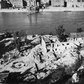 Döbrentei tér, a lerombolt Erzsébet híd és a Rudas fürdő romjai a Gellérthegyről nézve.