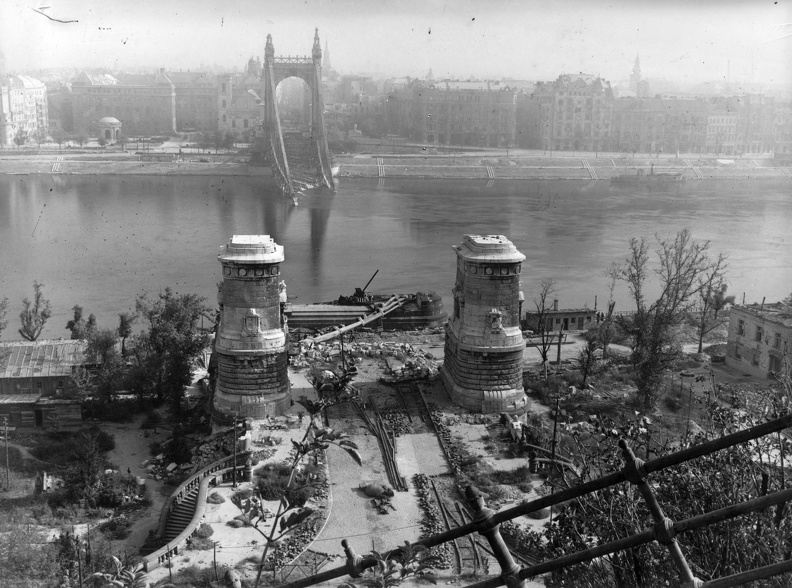 a lerombolt Erzsébet híd a Gellérthegyről nézve.