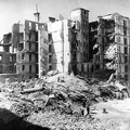 az 1945. január 13-án felrobbant Szemere utca - Balaton (Rothermere) utca - Honvéd utca - Honvéd tér (ekkor Klotild utca) által határolt háztömb, a Szemere utca - Balaton (Rothermere) utca kereszteződés felől nézve.