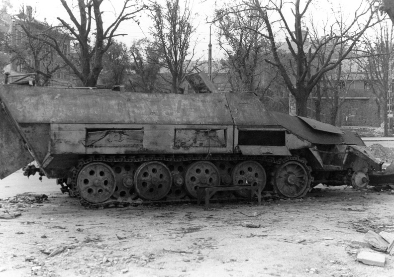 Vérmező, német gyártmányú Sd.kfz. 251 féllánctalpas csapatszállító roncsa, háttérben a Déli pályaudvar.