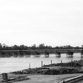Újpesti rakpart a Radnóti Miklós (Sziget) utcánál, a Manci híd első, cölöphíd változata.