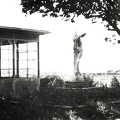 MAC klubház kertje, a Horthy István emlékére állított "Ad Astra" szobor, sérülten.