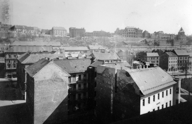 Krisztinaváros látképe a templomtoronyból, balra a Roham utca, jobbra a Horváth-kert egy részlete, háttérben a romos Királyi Palota.