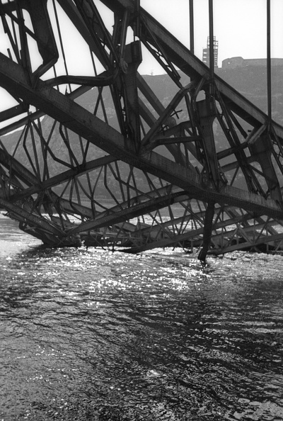 a lerombolt Erzsébet híd a pesti hídfőnél, a háttérben a Gellért-hegyen az épülő Felszabadulási emlékmű.
