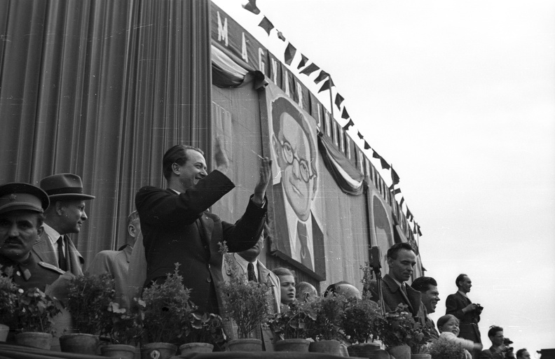 Hősök tere, dísztribün, balra Ortutay Gyula, középen Rajk László és Marosán György a május 1-i ünnepség alkalmával.