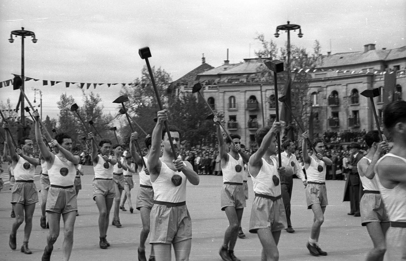 Hősök tere, balra a háttérben az Andrássy út torkolata, május 1-i ünnepség.