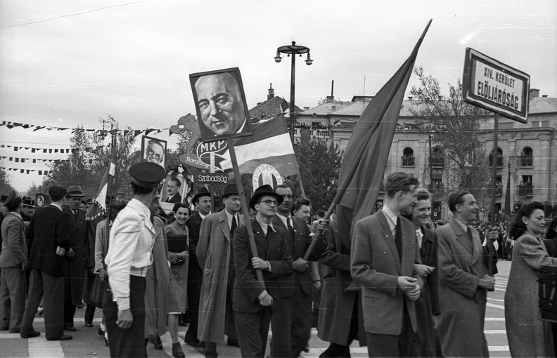 Hősök tere, balra a háttérben az Andrássy út torkolata, május 1-i ünnepség.